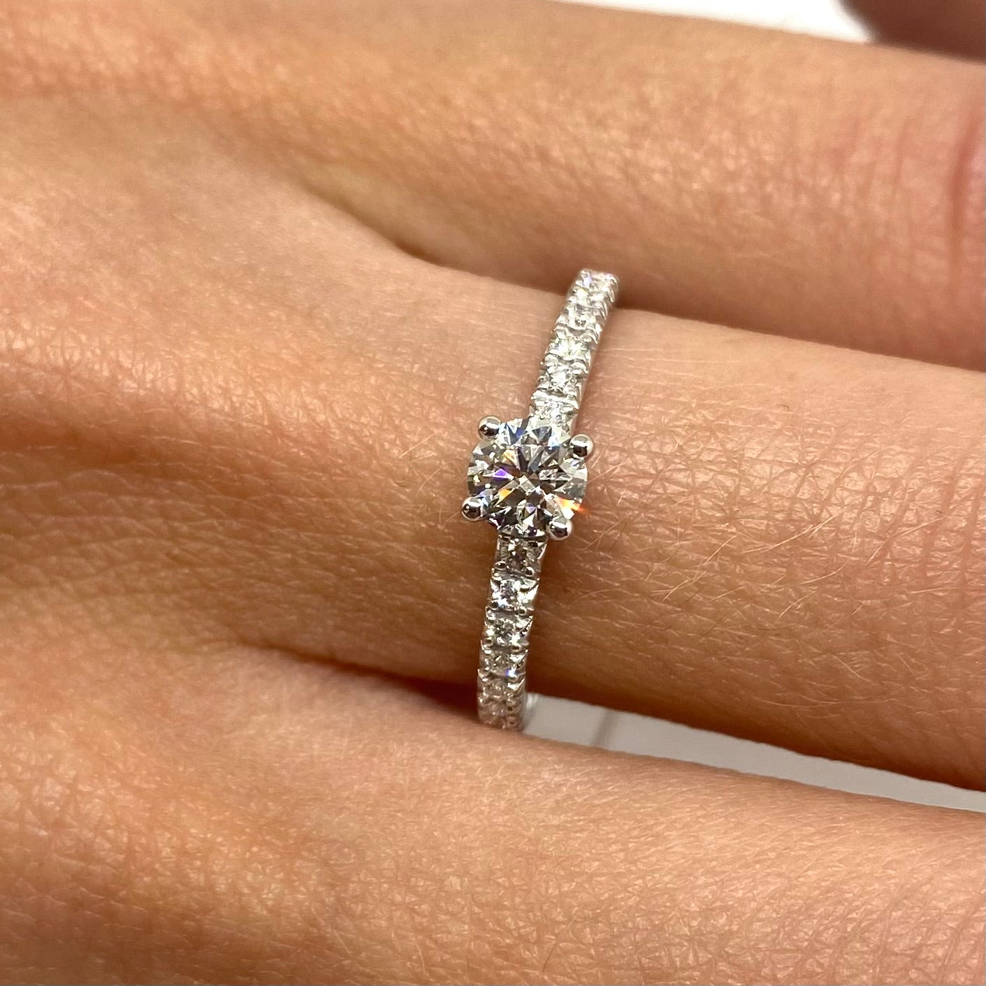 Solitario con Diamanti sul Gambo