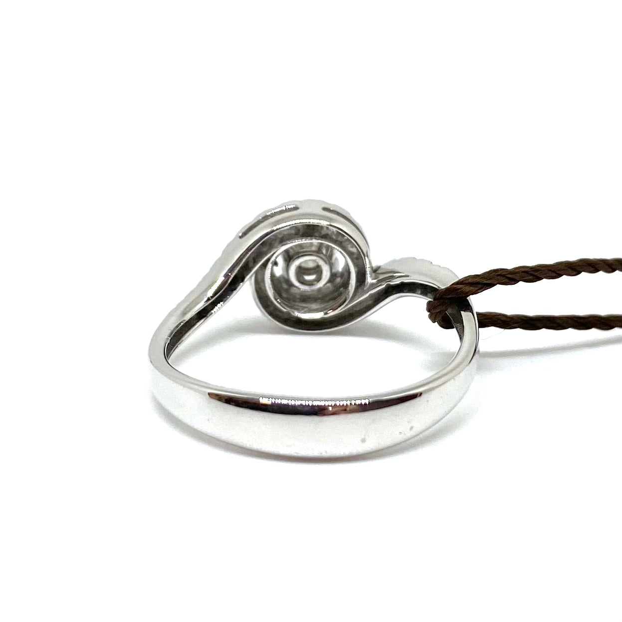 Anello in Oro Bianco con Diamante Centrale - Armonia