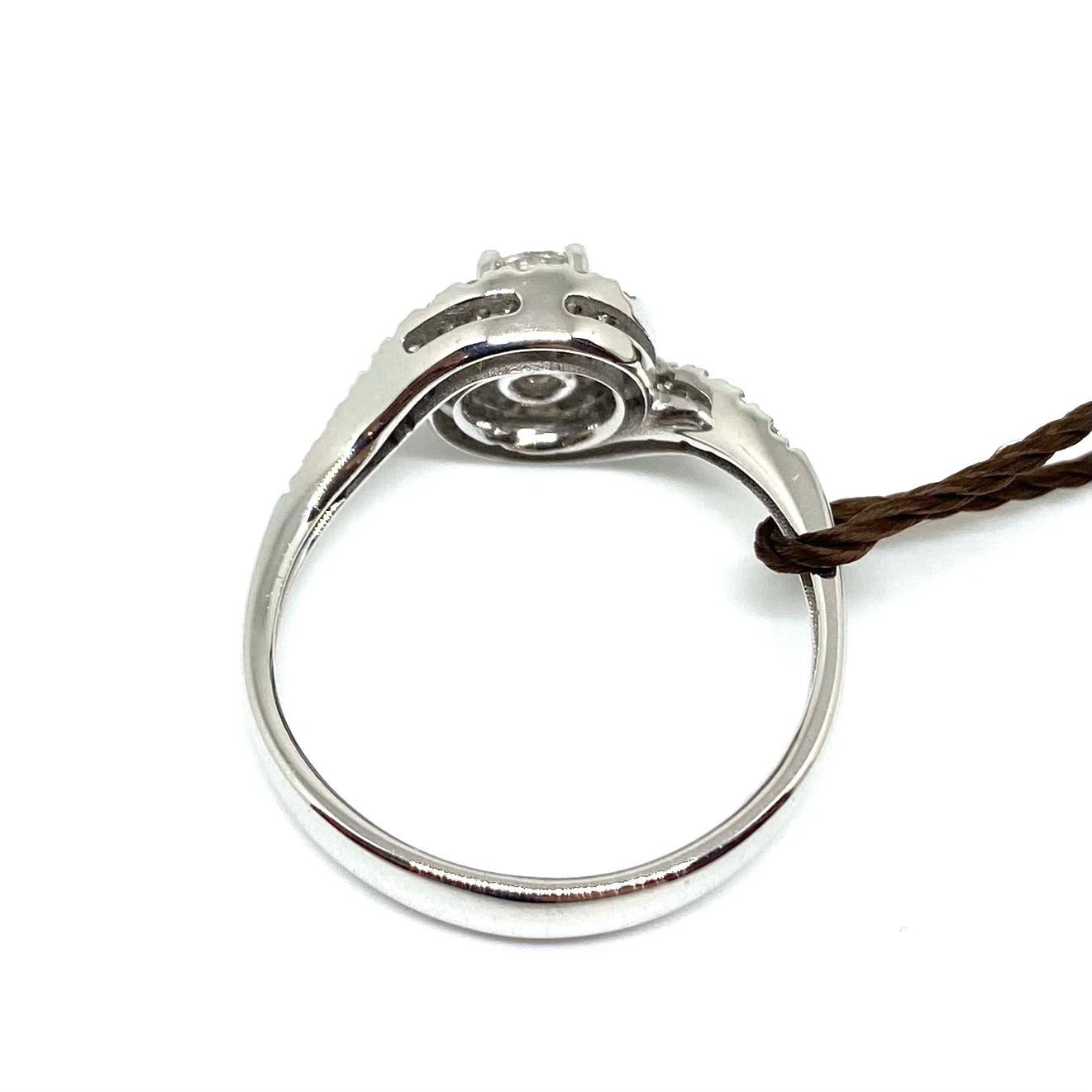 Anello in Oro Bianco con Diamante Centrale - Armonia