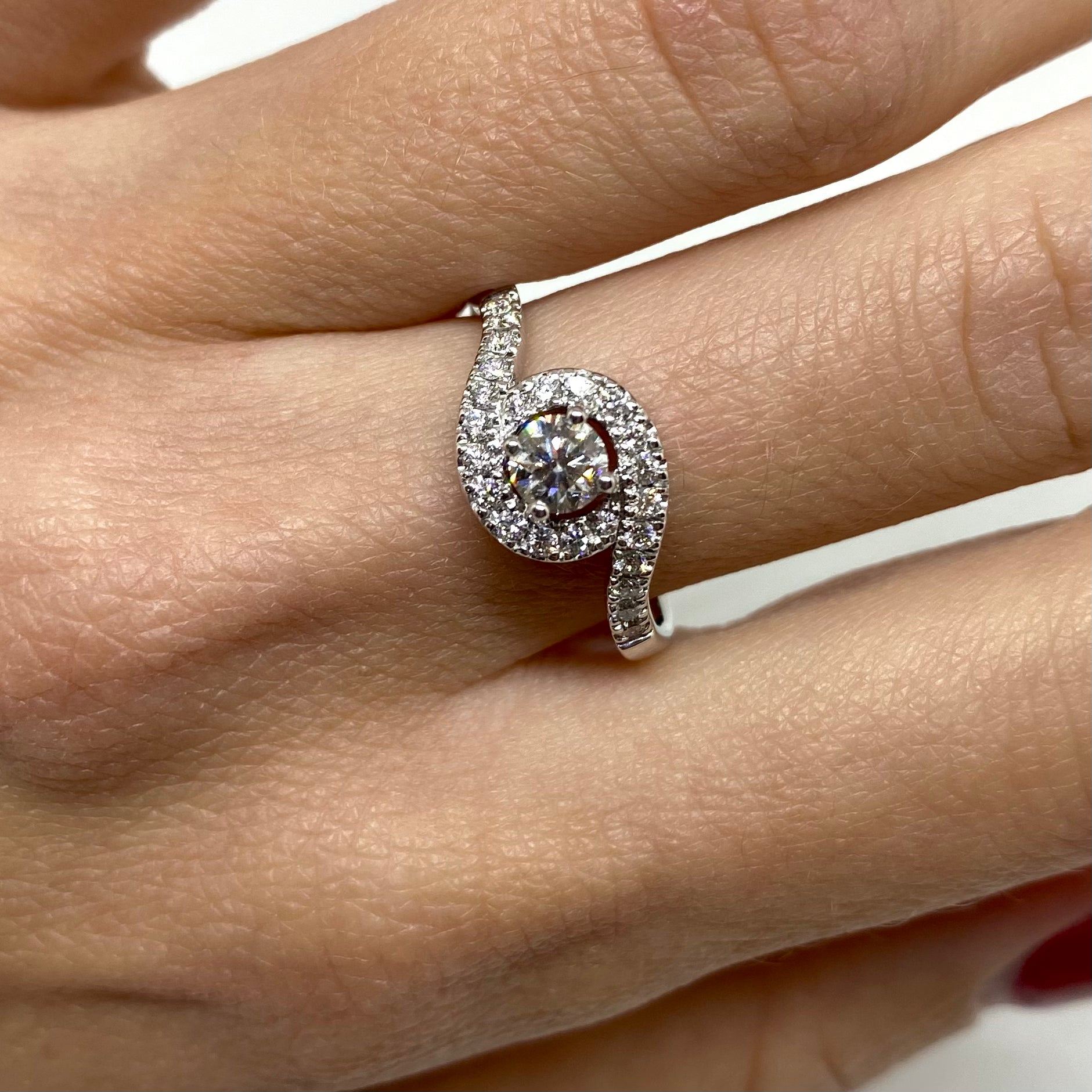 Anello in Oro Bianco con Diamante Centrale - Armonia