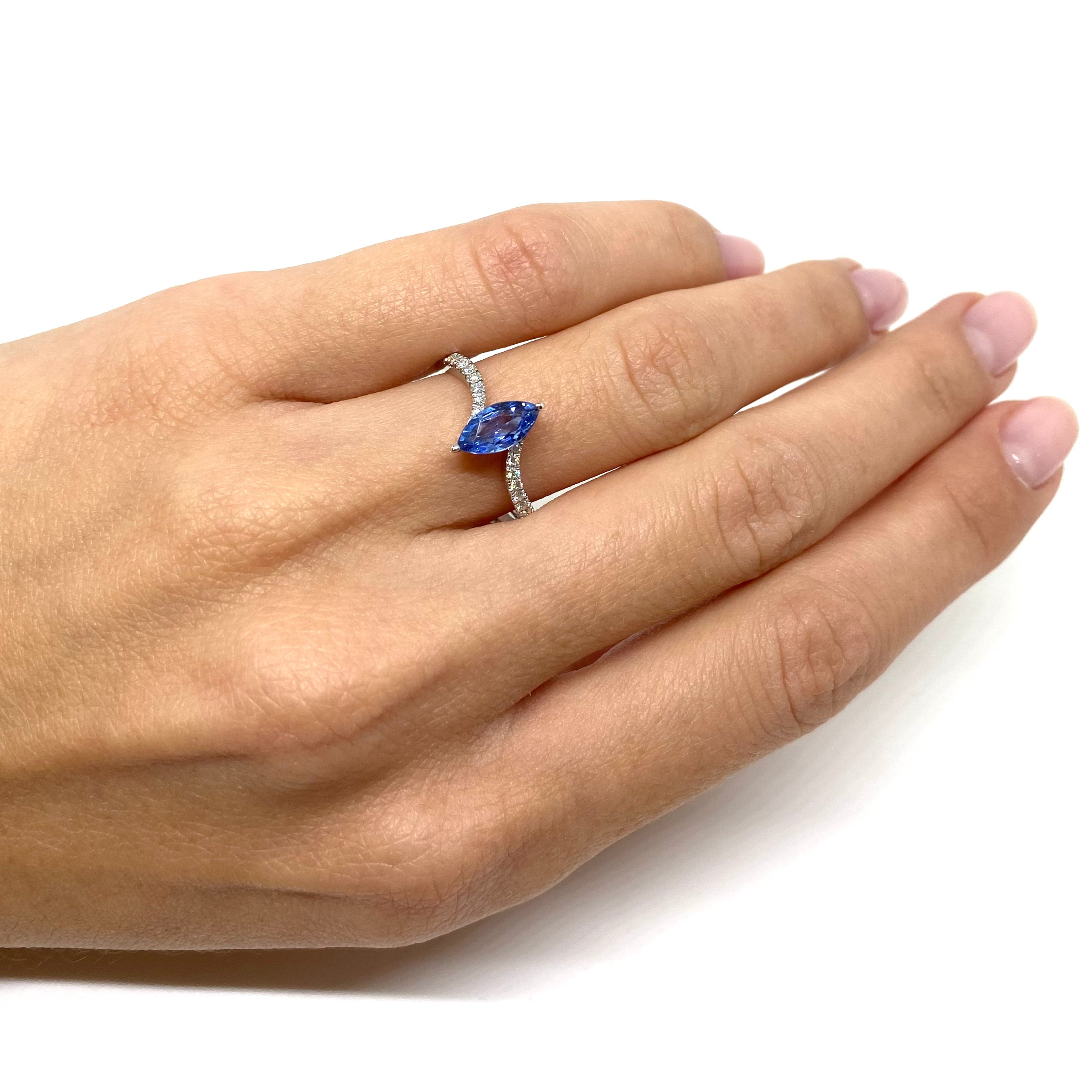 Anello con Zaffiro e Diamanti sul Gambo