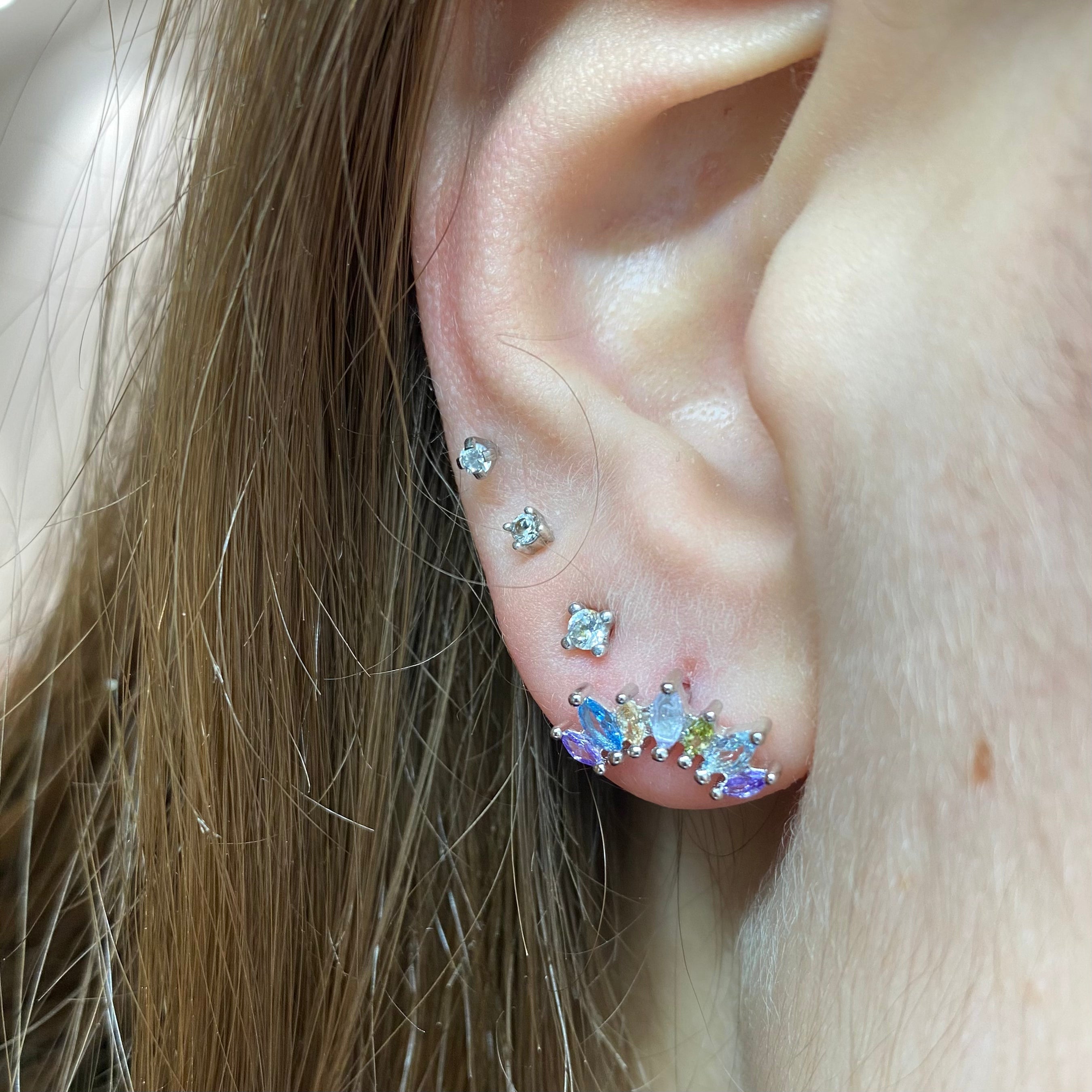 Piercing orecchino arcobaleno