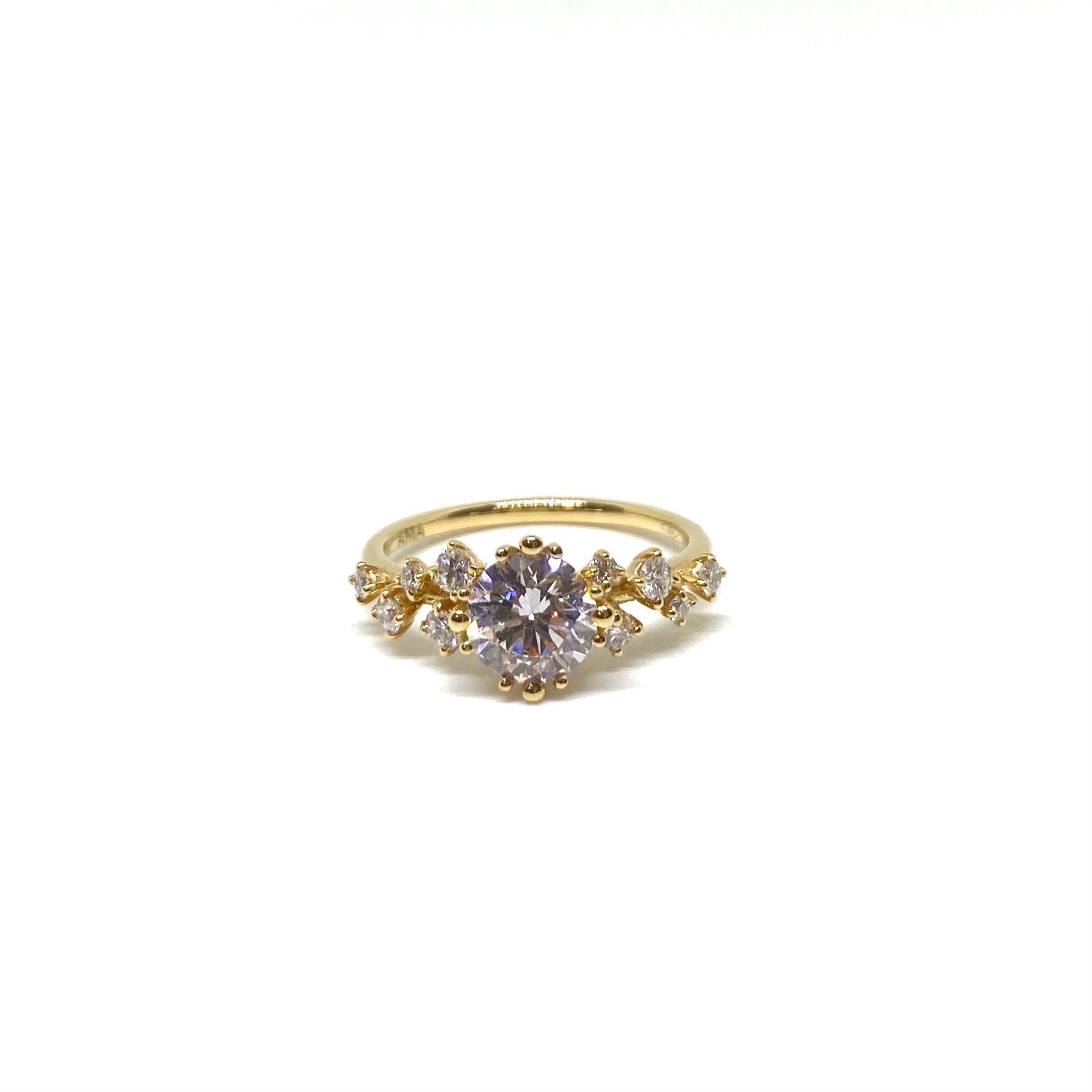 Solitario con Diamanti sul Gambo - Lab Grown