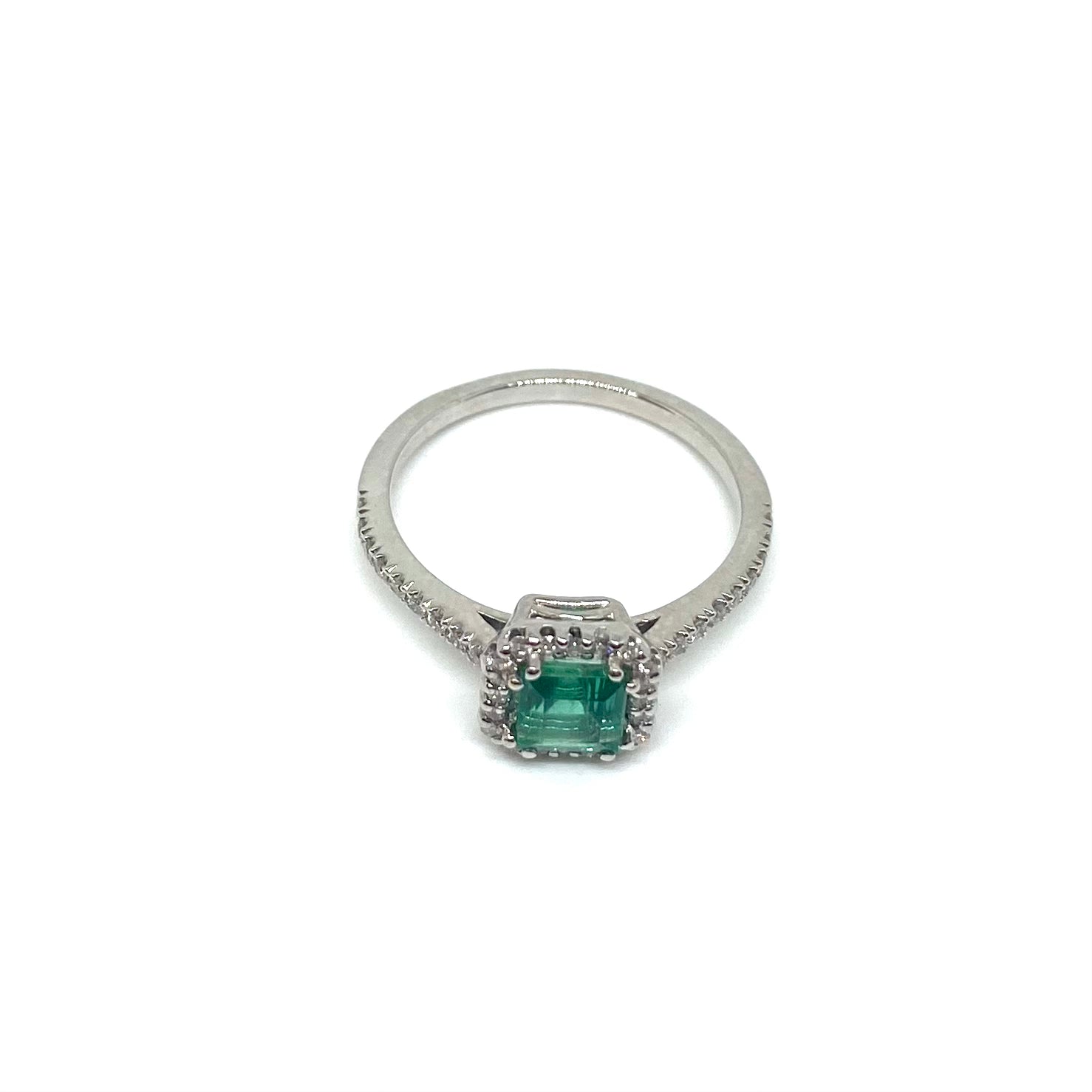 Solitario Halo con smeraldo