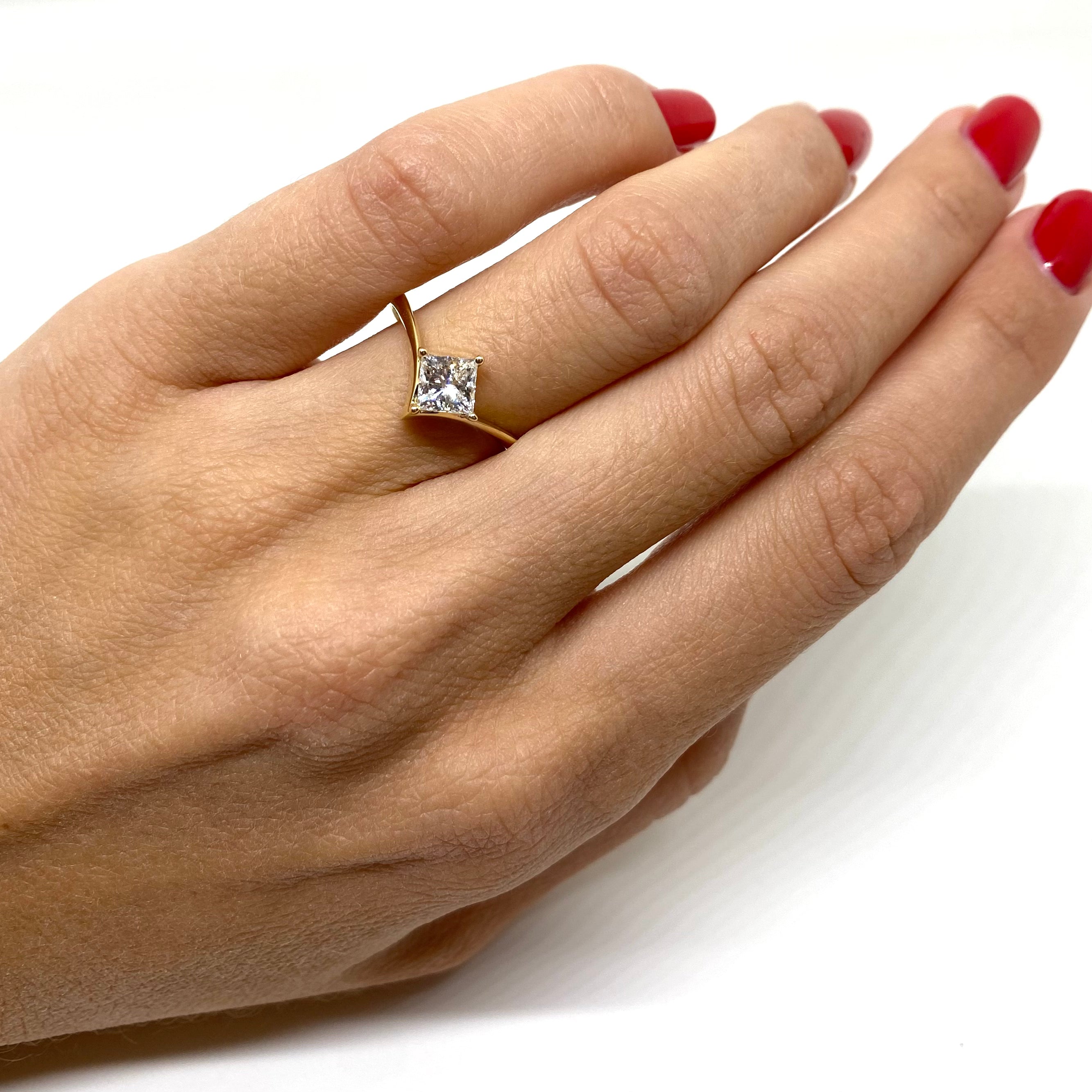 Solitario a V - Oro Giallo e Diamante Lab Grown