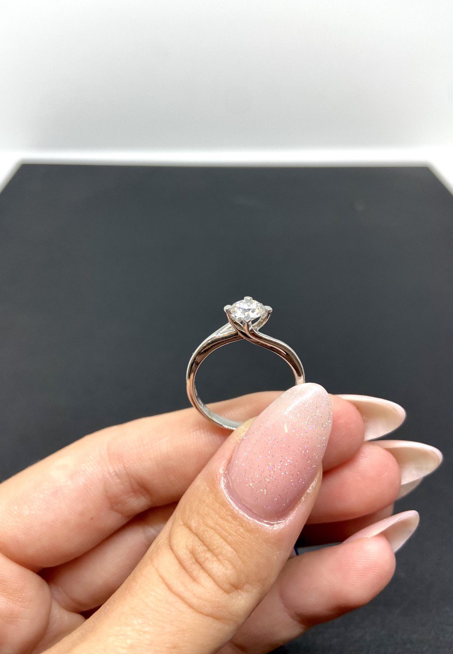 Solitario in oro 18 kt con diamante accresciuto